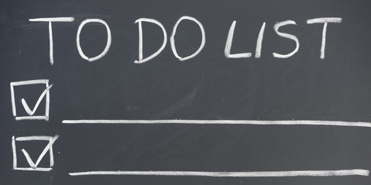 To Do List auf Tafel Liste mit Überschrift "To Do List", auf einer Tafel mit Kreide geschrieben.